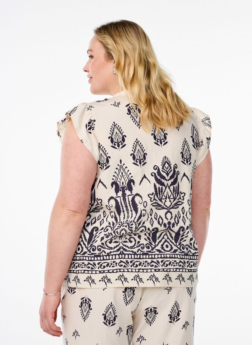 Ermeløs bluse med volanger og trykk, Birch Black AOP, Model
