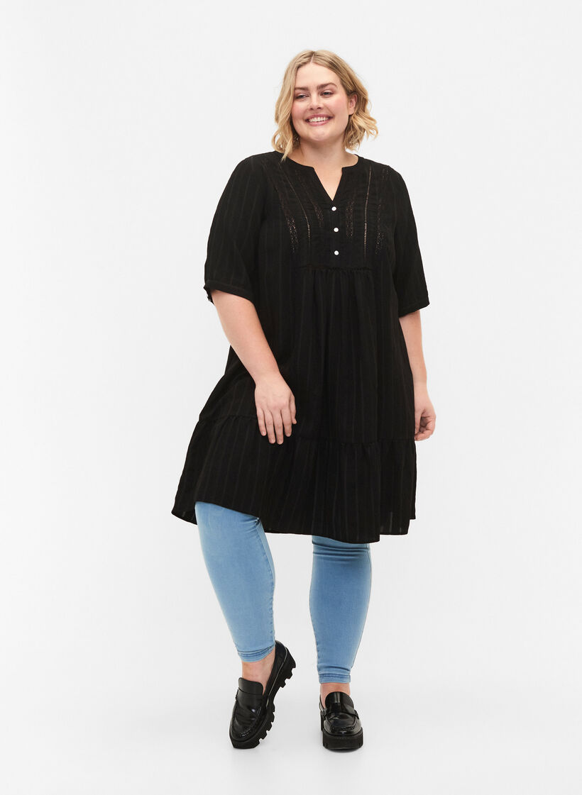 Stripete viskosekjole med blondebånd, Black, Model image number 2