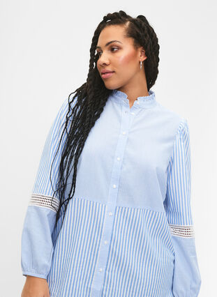 Zizzi Skjortebluse med volang krage og heklet bånd, Marina W. Stripe, Model image number 2