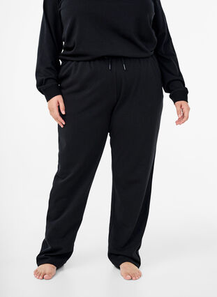 Zizzi Løstsittende joggebukser med lommer, Svart, Model image number 2