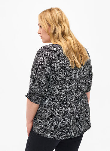 Zizzi Bluse i viskose med knapper, Black Graphic AOP, Model image number 1