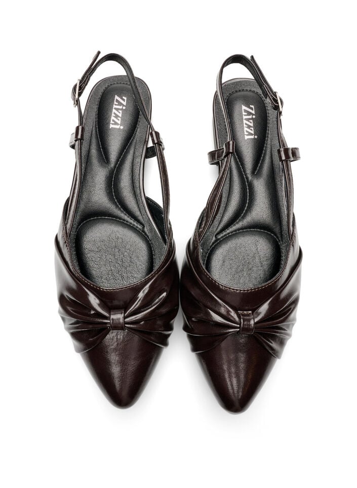 Slingback med sl&oslash;yfedetaljer og lakk look, Brun, Packshot
