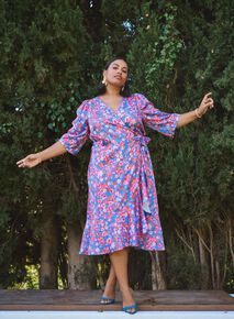 Slå-om-kjole med blomster,  Slå-om-kjole med blomster, , Model