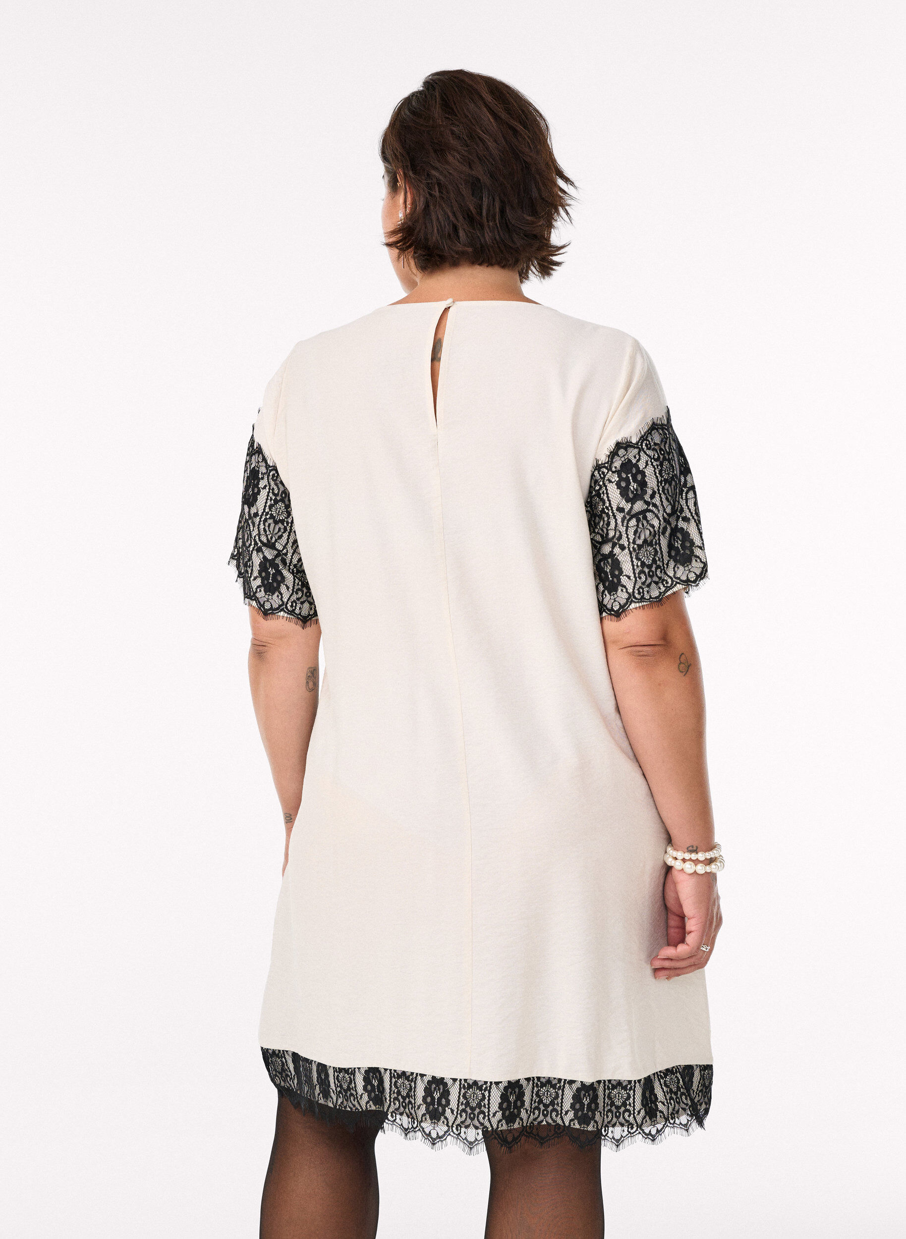 Zizzi Kort kjole med kontrasterende blonderpaneler, Beige, Model image number 2