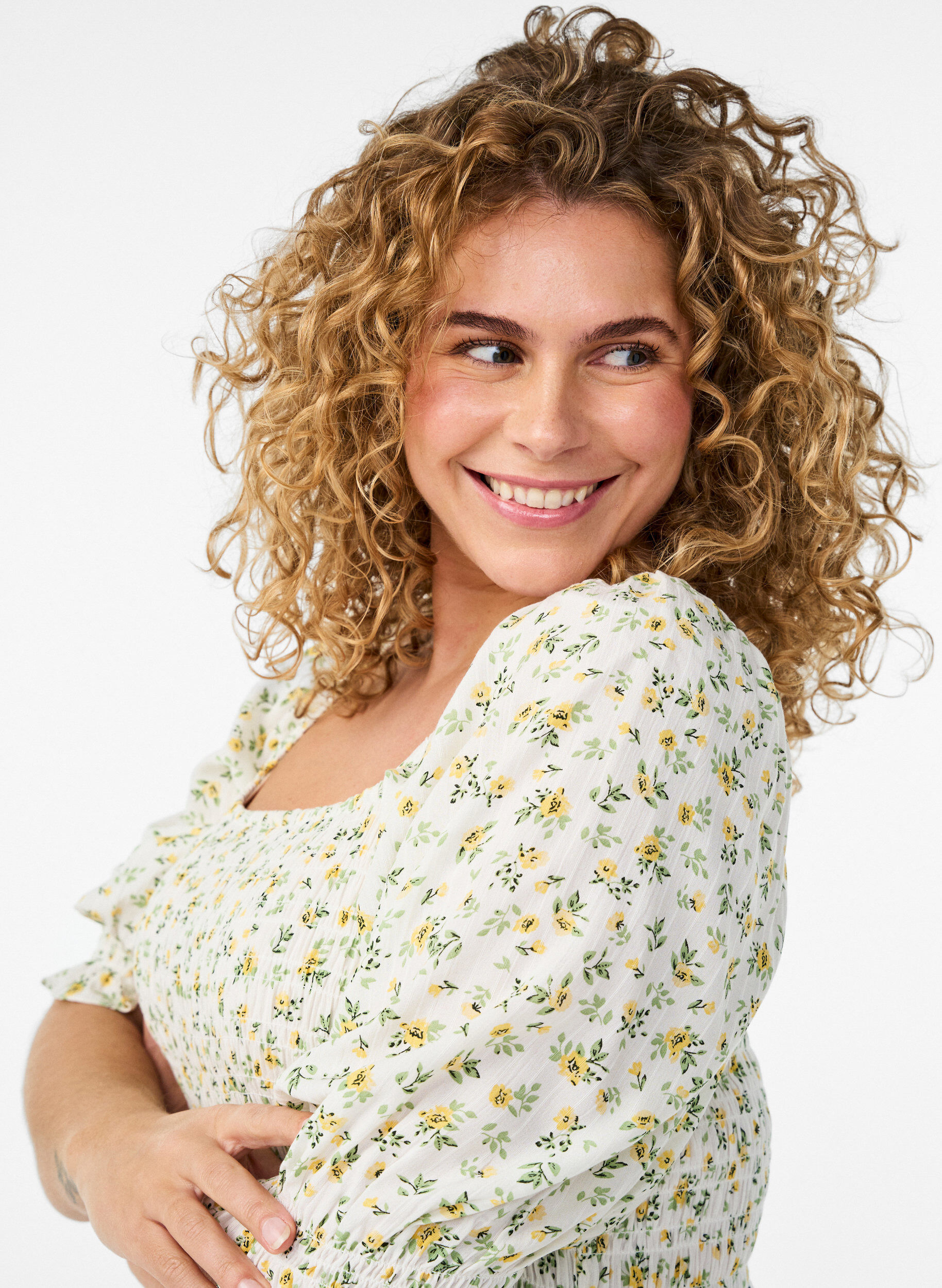 ZizziBlomstrete sommerkjole i viskose, Hvit, Model image number 2