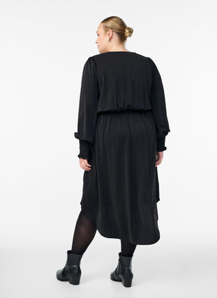 Zizzi Midikjole med omslagslook og smock-ermer, Svart, Model image number 1
