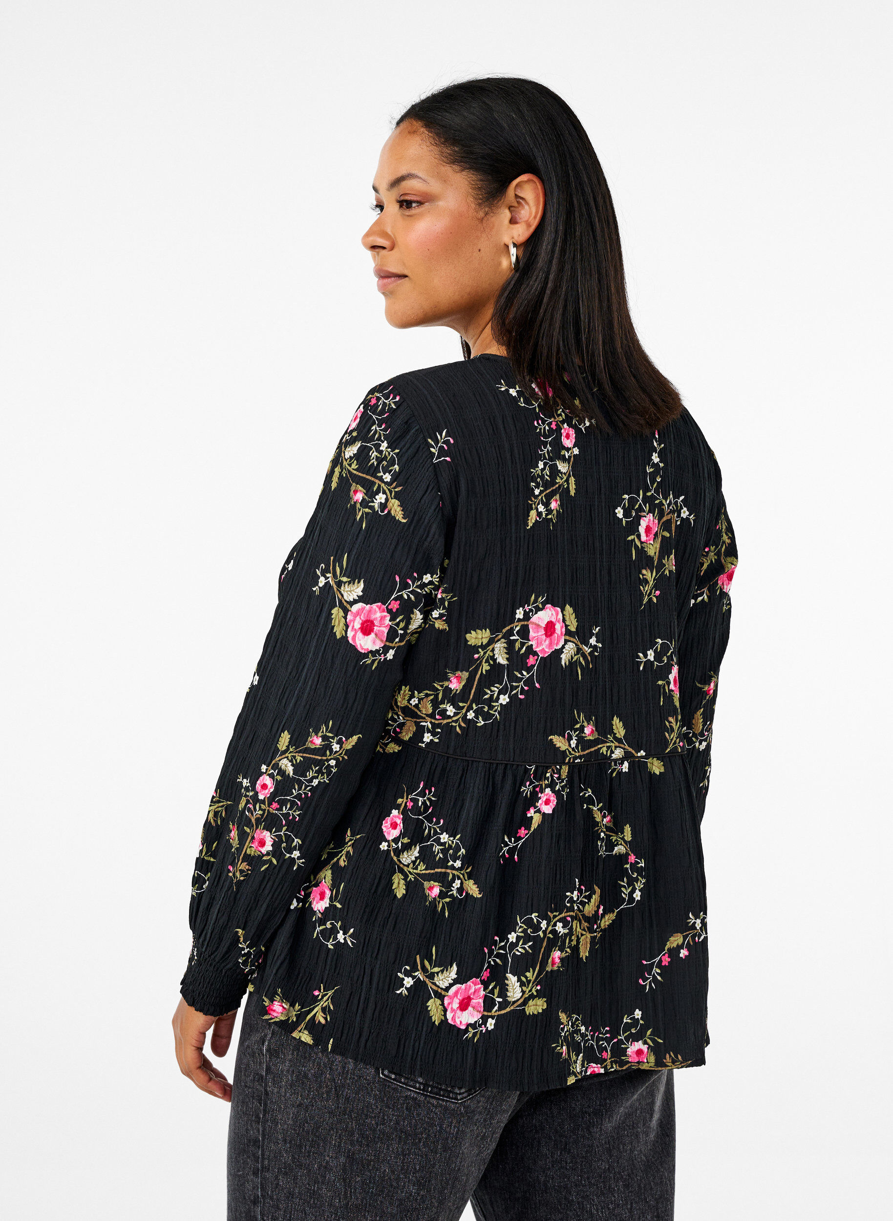 Zizzi Langermet bluse med blomstertrykk, Svart, Model image number 2