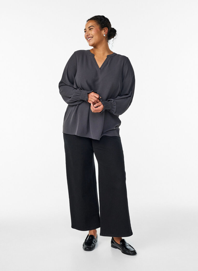 Bluse med smockmansjetter og V-hals, Gr&aring;, Model image number 1