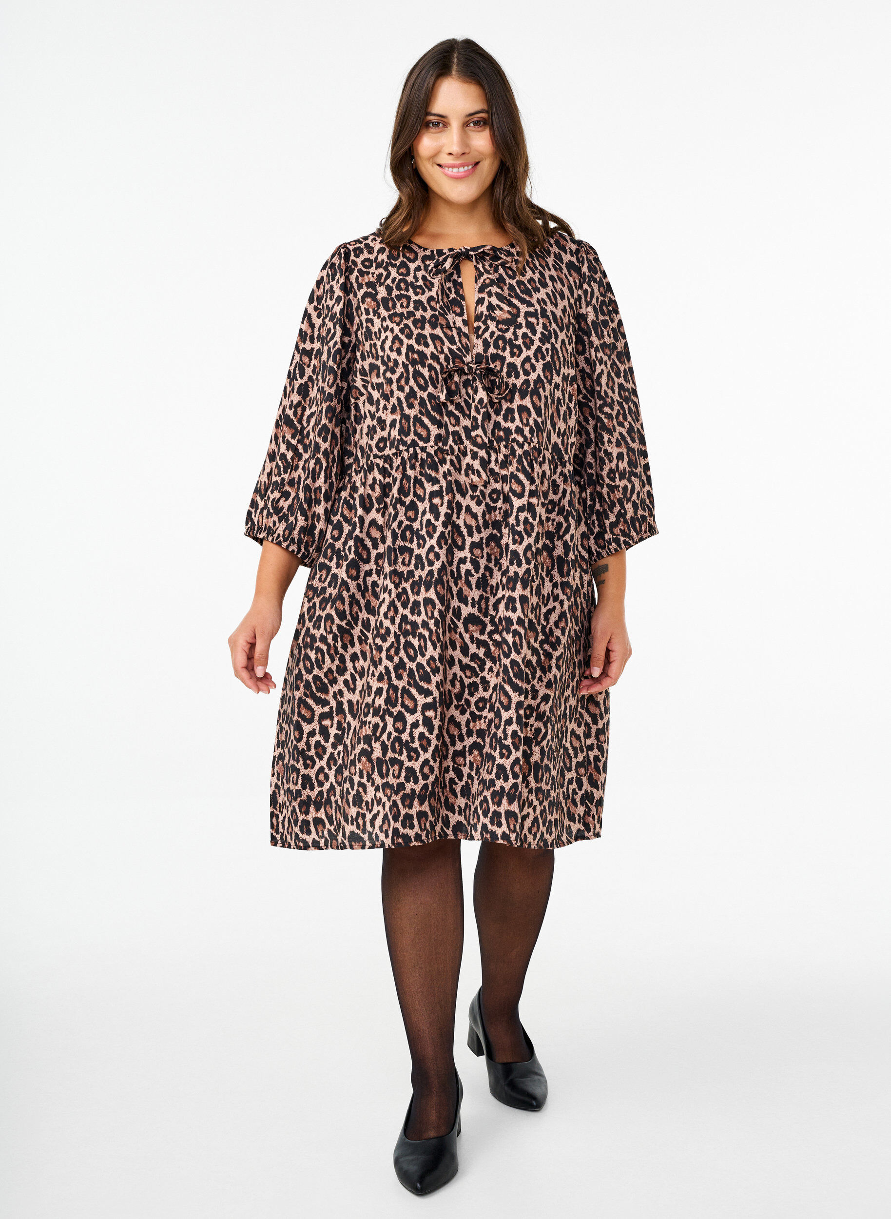 Zizzi Kjole med sl&oslash;yfer og 3/4 ermer, LEO AOP, Model image number 3