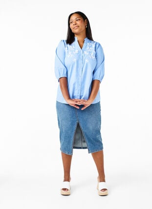 Zizzi Bomullsskjortebluse med broderte blomster, Vista Bl. W. White, Model image number 3