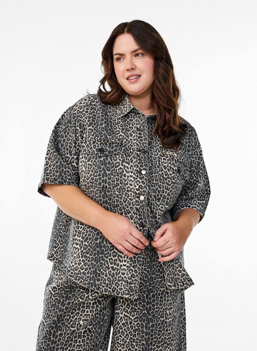 Denimskjorte med leopardmønster og korte ermer, Leopard, Model