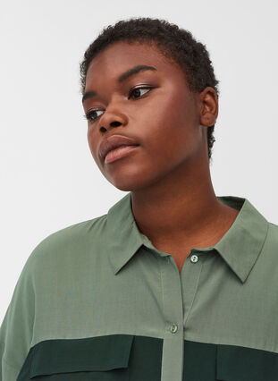 Langermet skjortekjole med brystlommer, Scarab/Laurel Wreath, Model image number 2