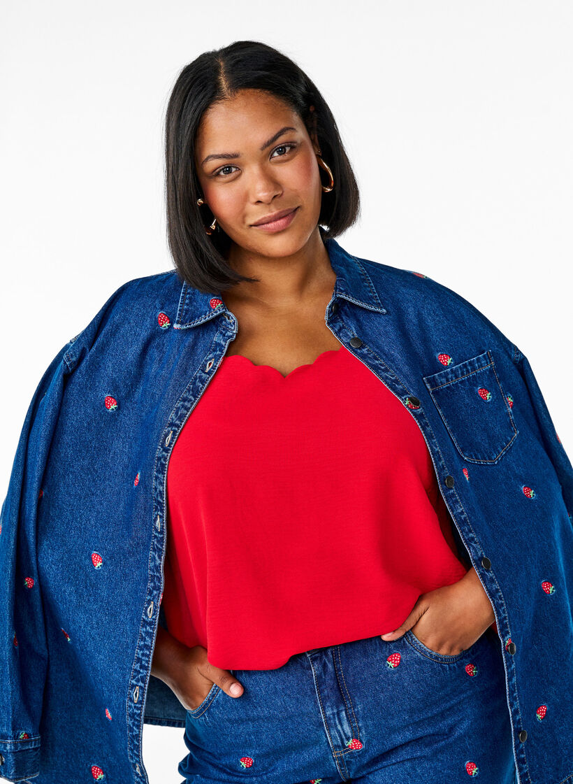 Denimskjorte med broderte jordbær, B. D. Strawberries, Model