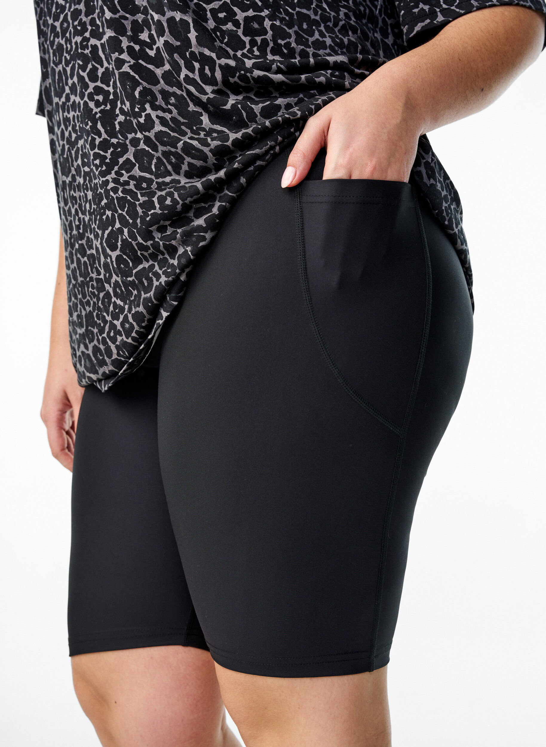 Zizzi Tilpassede shorts med sidelommer, Svart, Model image number 3