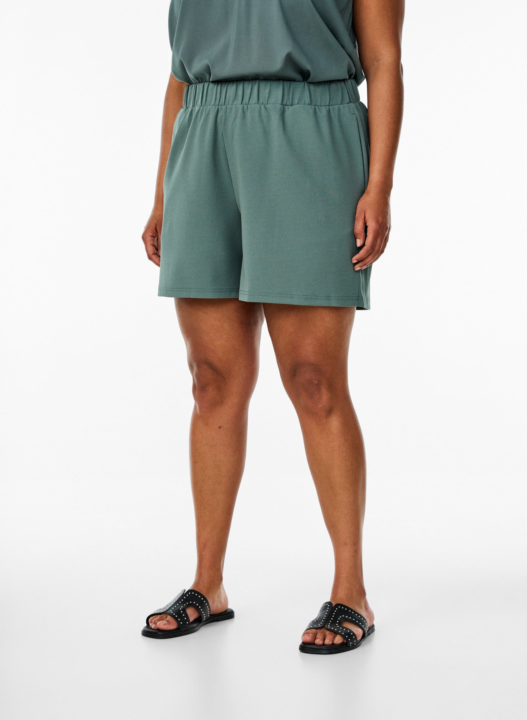 Zizzi L&oslash;stsittende shorts med lommer, Gr&oslash;nn, Model image number 2