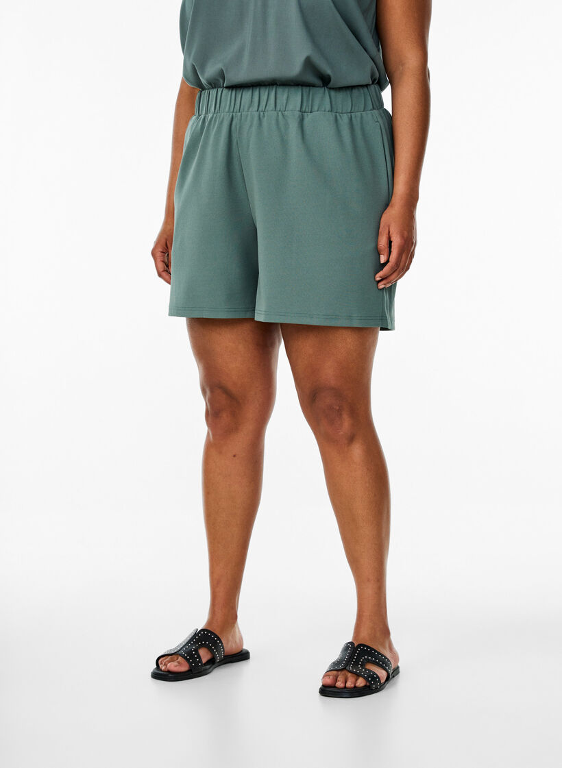 L&oslash;stsittende shorts med lommer, Gr&oslash;nn, Model image number 2