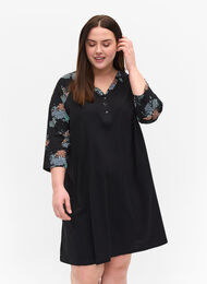 Nattkjole med mønster i bomull, Black Flower AOP, Model