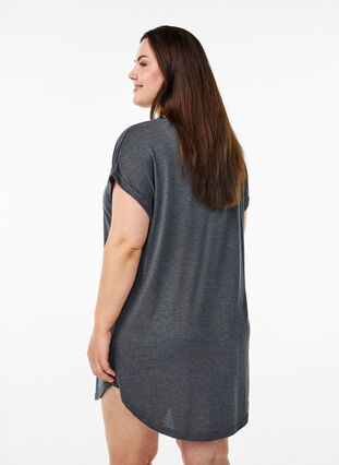 Zizzi Kortermet nattkjole med teksttrykk, Svart, Model image number 2