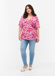 Bluse i viskose med omslagseffekt, Pink Flower Rain, Model