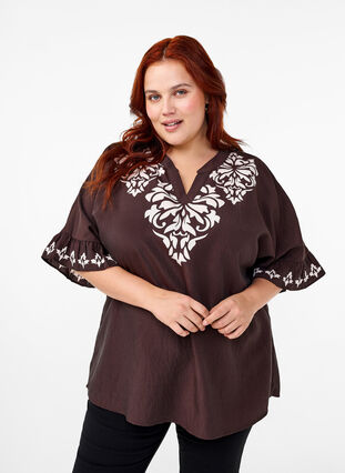 Zizzi Kortermet bluse med trykk og volanger, Brun, Model image number 0