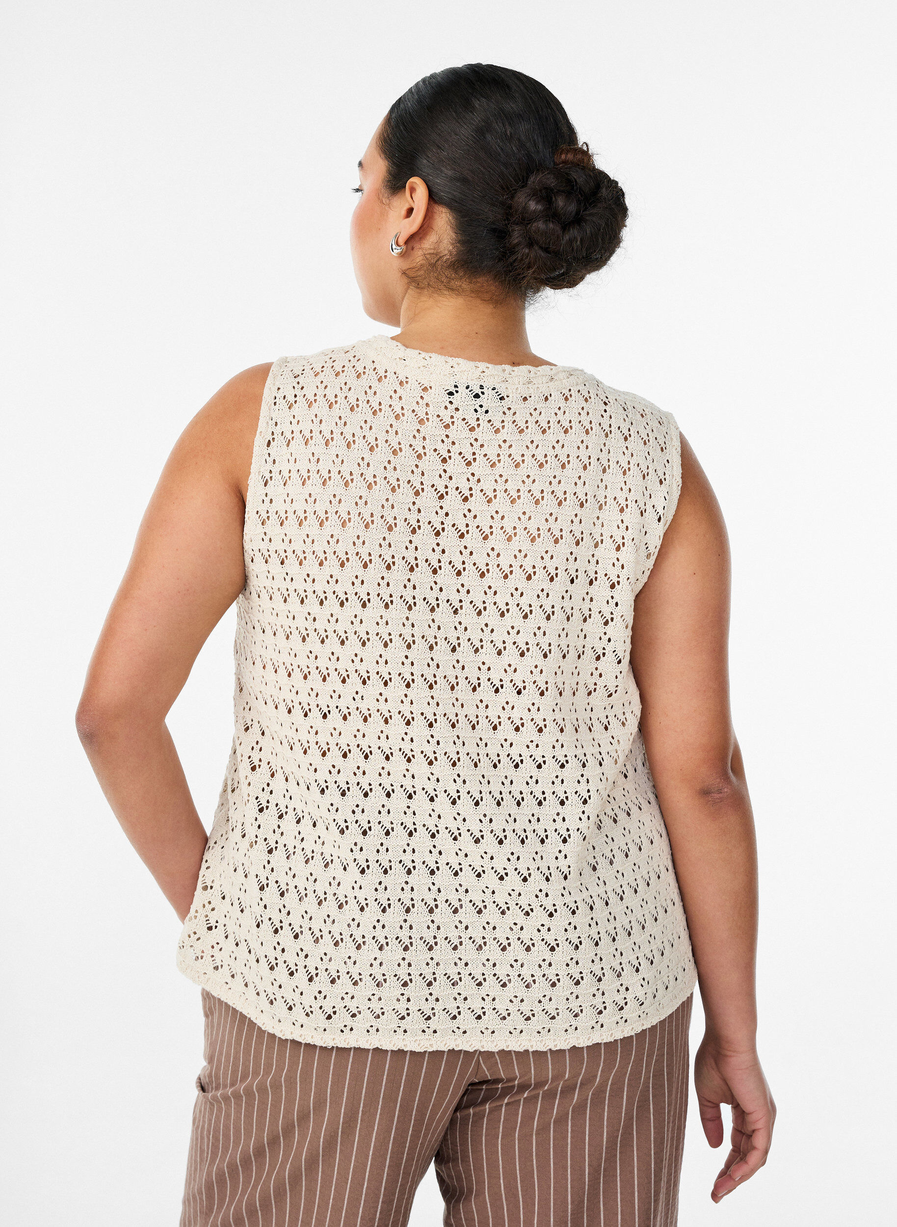 ZizziErmel&oslash;s bluse med hullbroderi og V-hals, Beige, Model image number 2