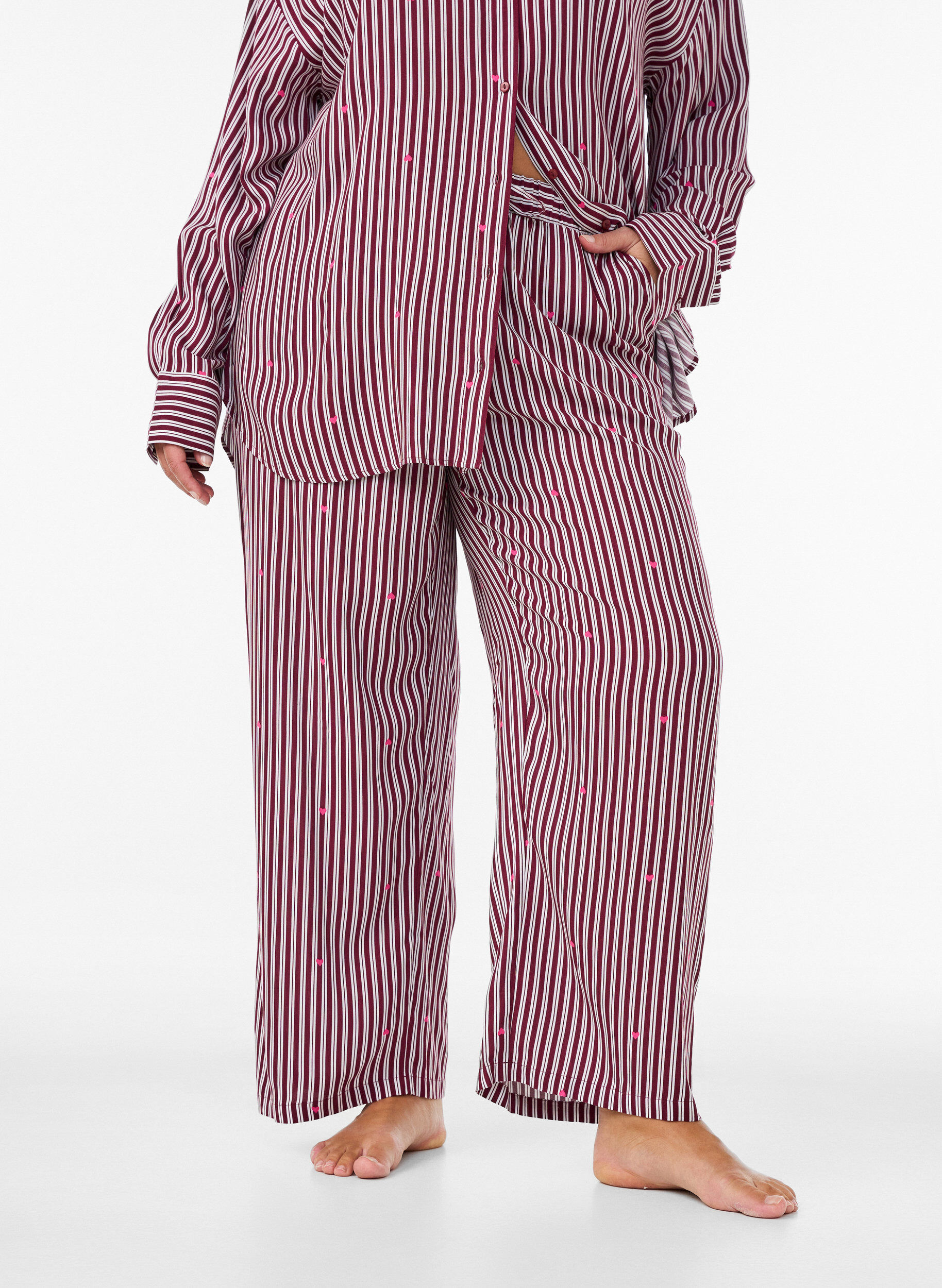 ZizziLoose fit nattbukser med striper og hjerter, M&oslash;rk Bordeaux, Model image number 2
