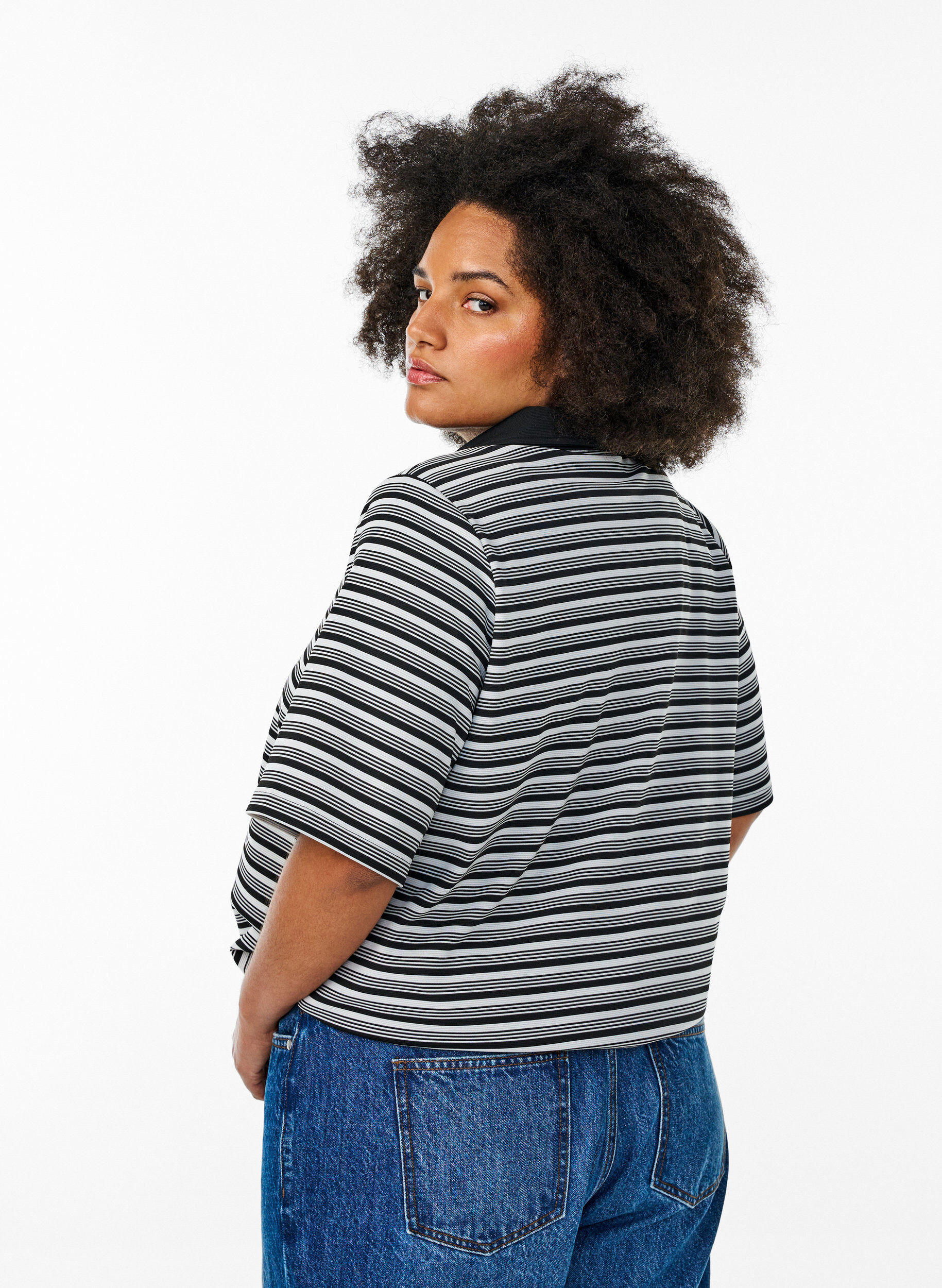 Zizzi Stripete poloskjorte med korte ermer og glidel&aring;s, Svart, Model image number 2