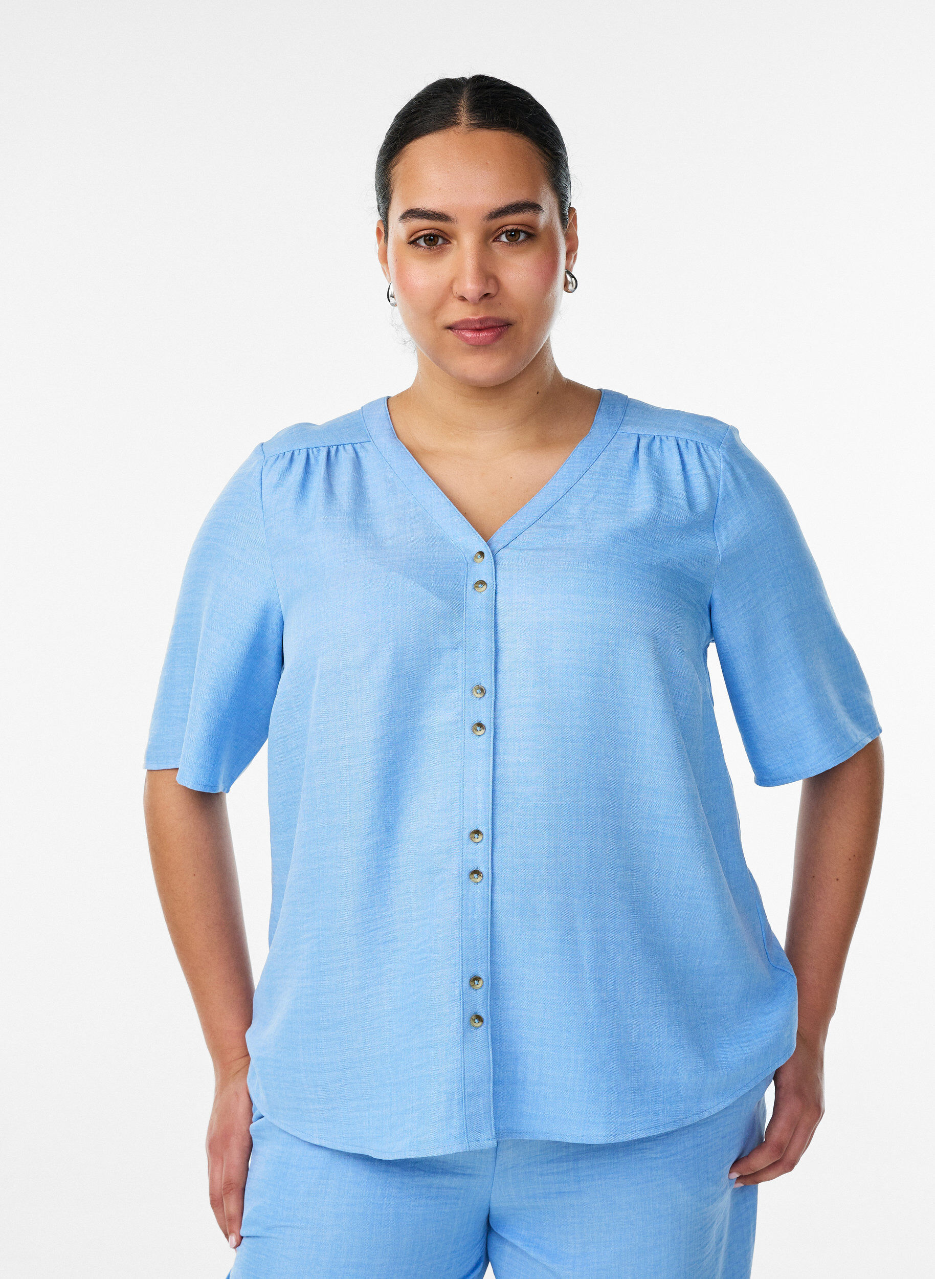 Skjortebluse med V-hals og korte ermer, Bl&aring;, Model