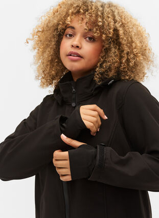 Zizzi Kort softshelljakke med avtakbar hette, Svart, Model image number 4