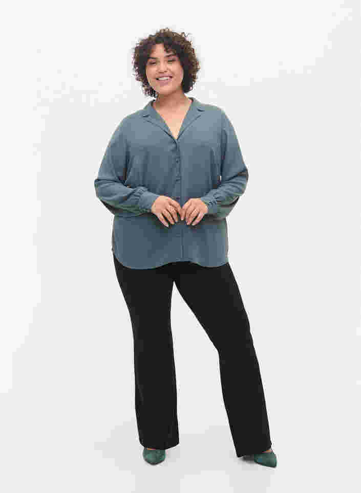 Skjorte med knappelukking og V-hals, Balsam Green, Model image number 2
