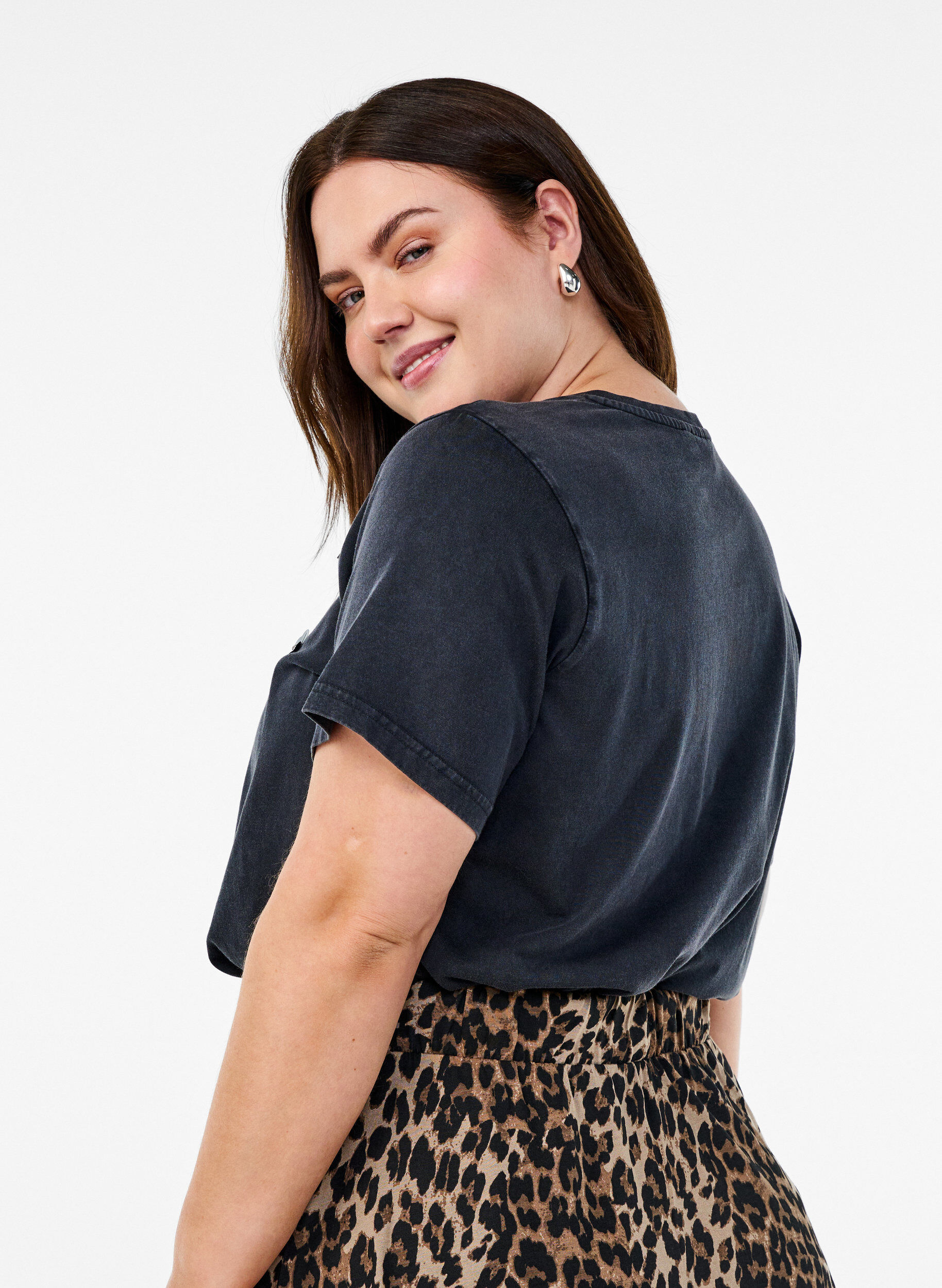 Zizzi Vasket T-skjorte med paljettblomster, Gr&aring;, Model image number 2