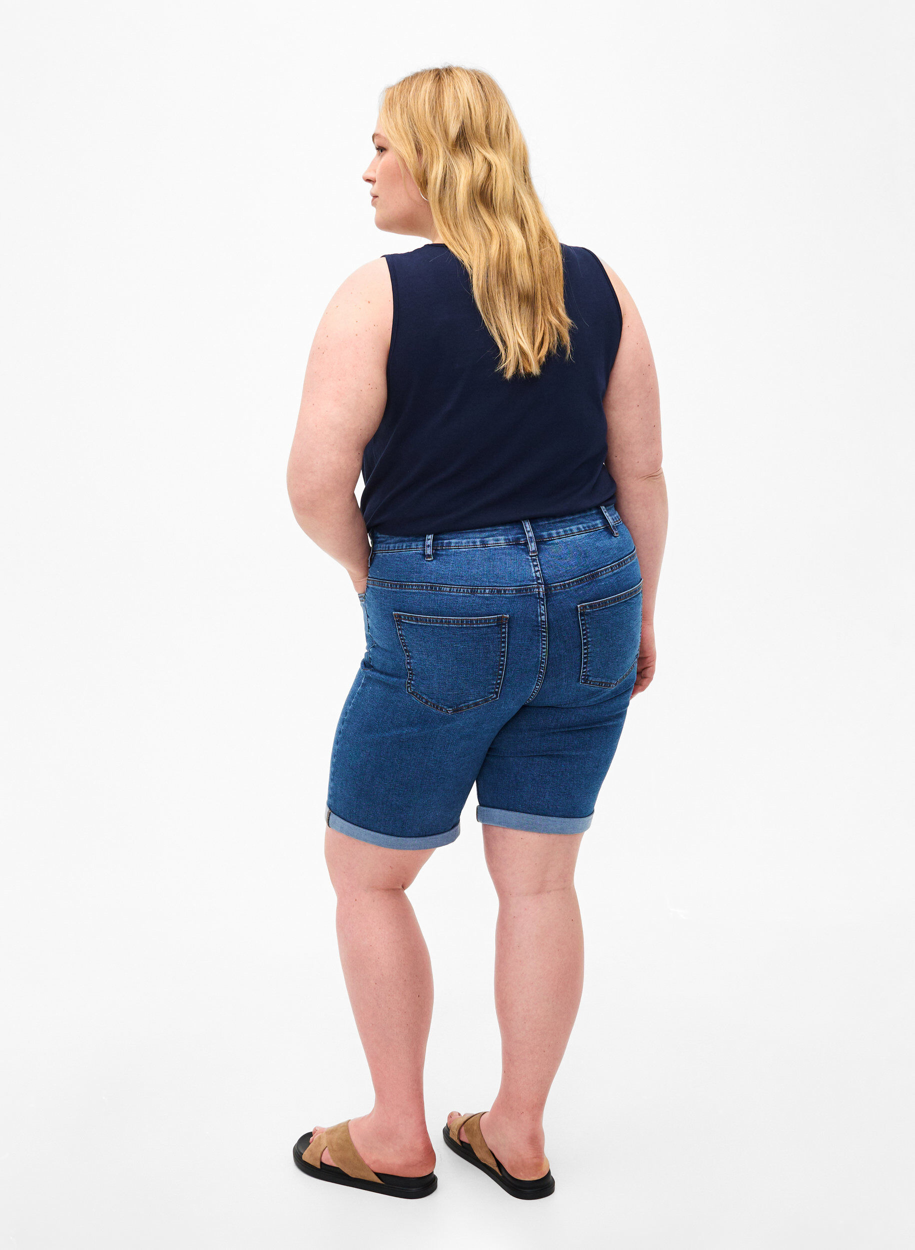 Zizzi Tettsittende dongerishorts med h&oslash;y midje, Blue Denim, Model image number 1