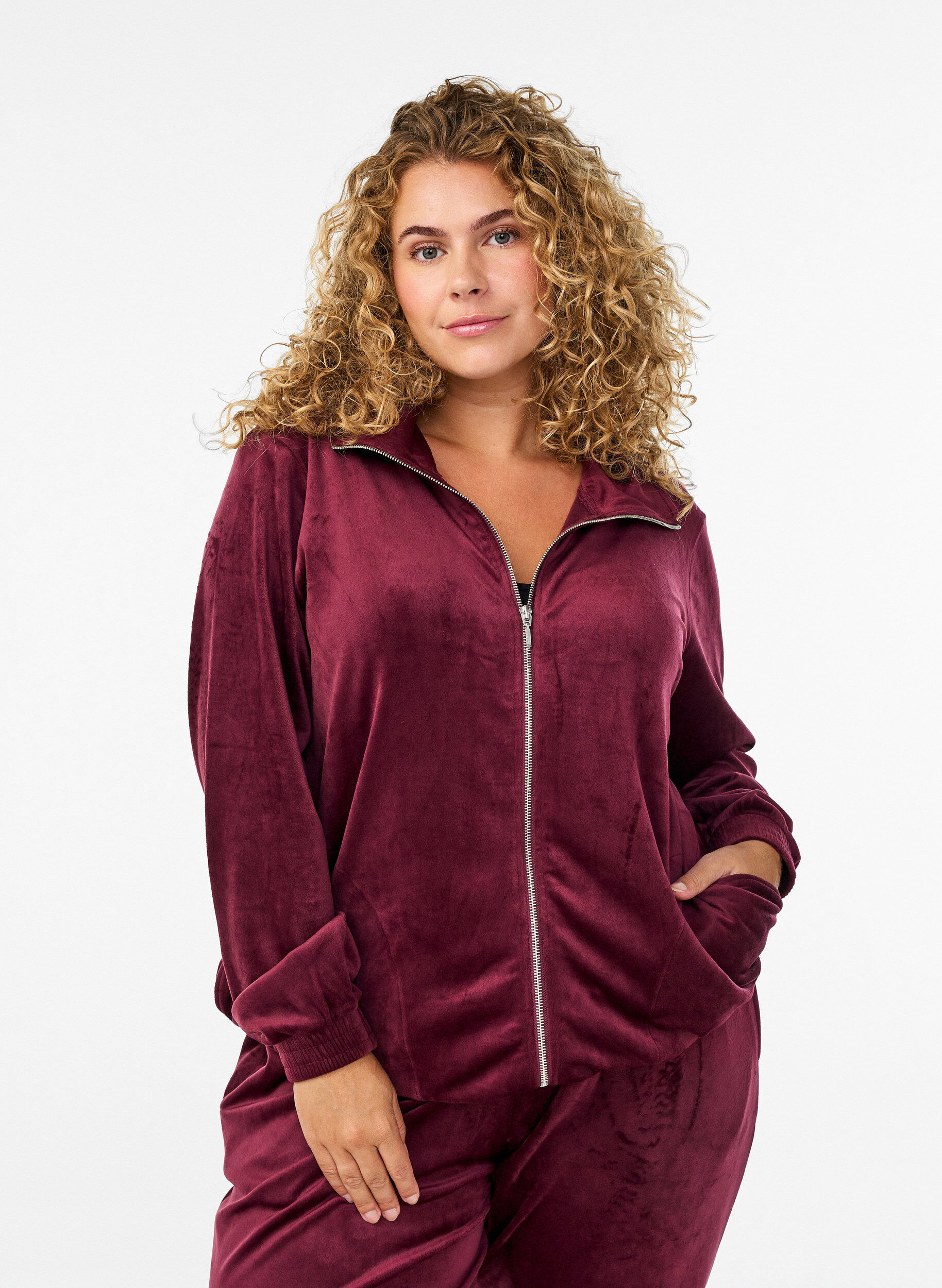 Velour-cardigan med glidel&aring;s og h&oslash;y krage, M&oslash;rk Bordeaux, Model