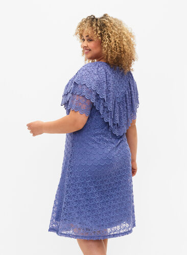 Kortermet blondekjole med brede volanger, Lavender Violet, Model image number 1