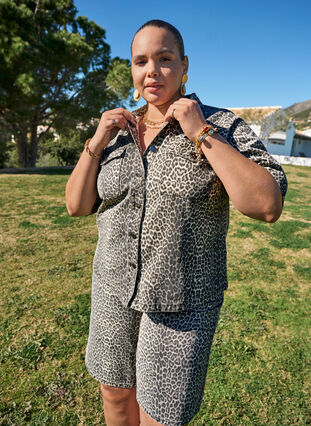 Zizzi Denimskjorte med leopardmønster og korte ermer, Leopard, Image image number 0