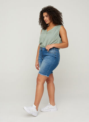 Zizzi Denimshorts med høyt liv og rå kanter, Dark blue denim, Model image number 2