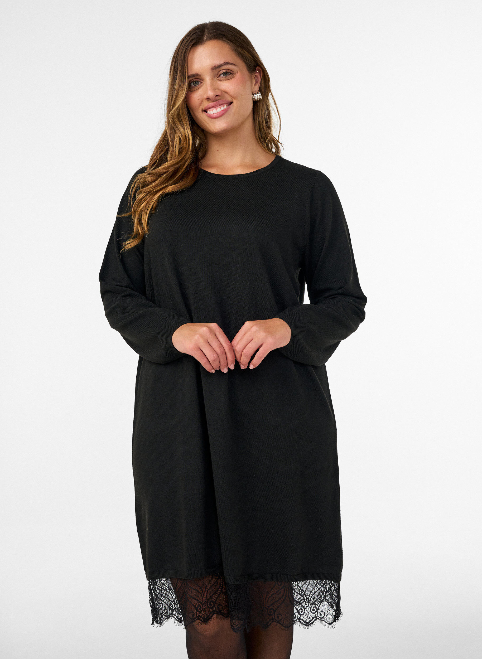 Kort strikkekjole med blondekant, Svart, Model