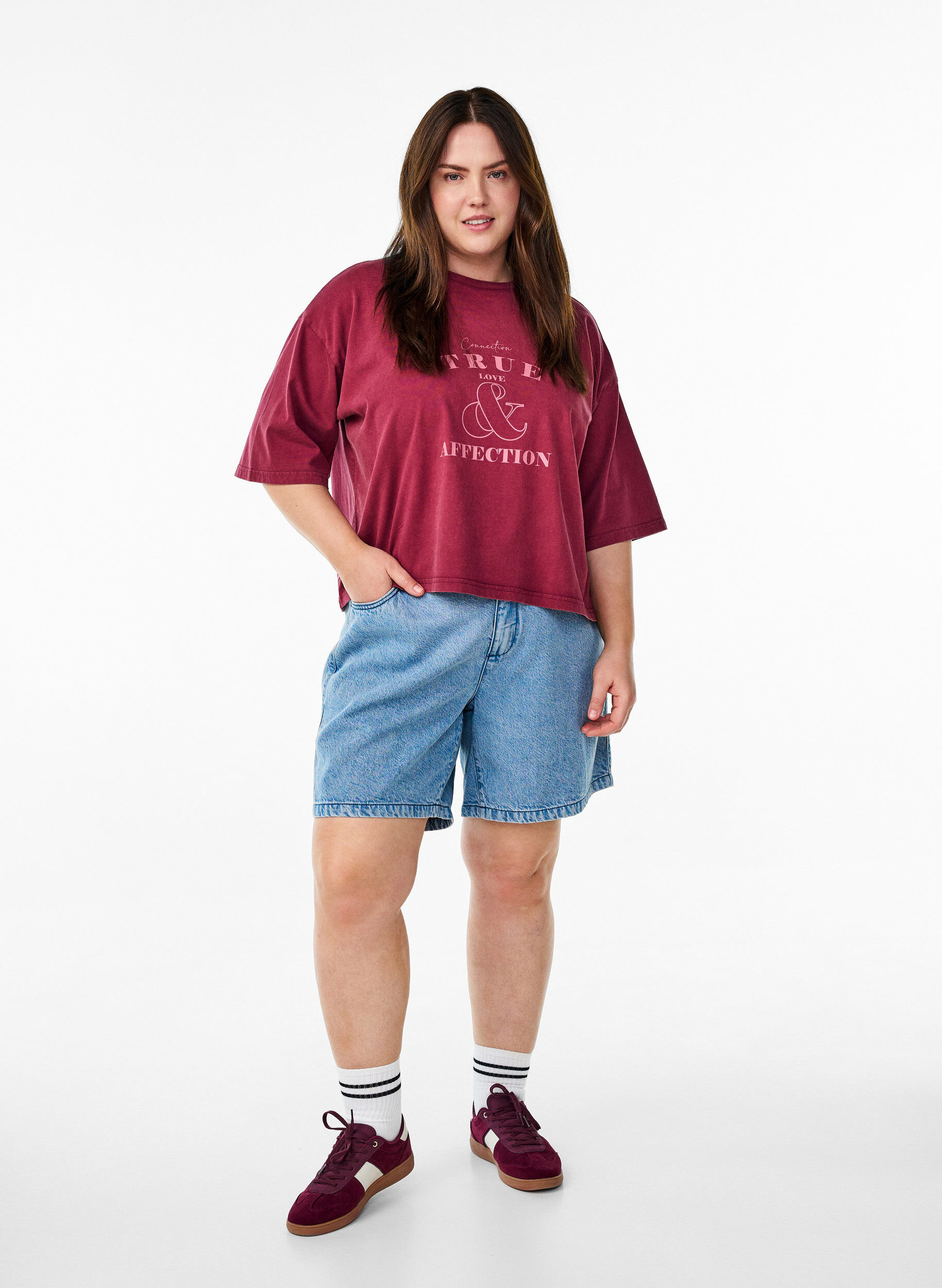 Zizzi Kort T-skjorte med Loose fit, M&oslash;rk Bordeaux, Model image number 1