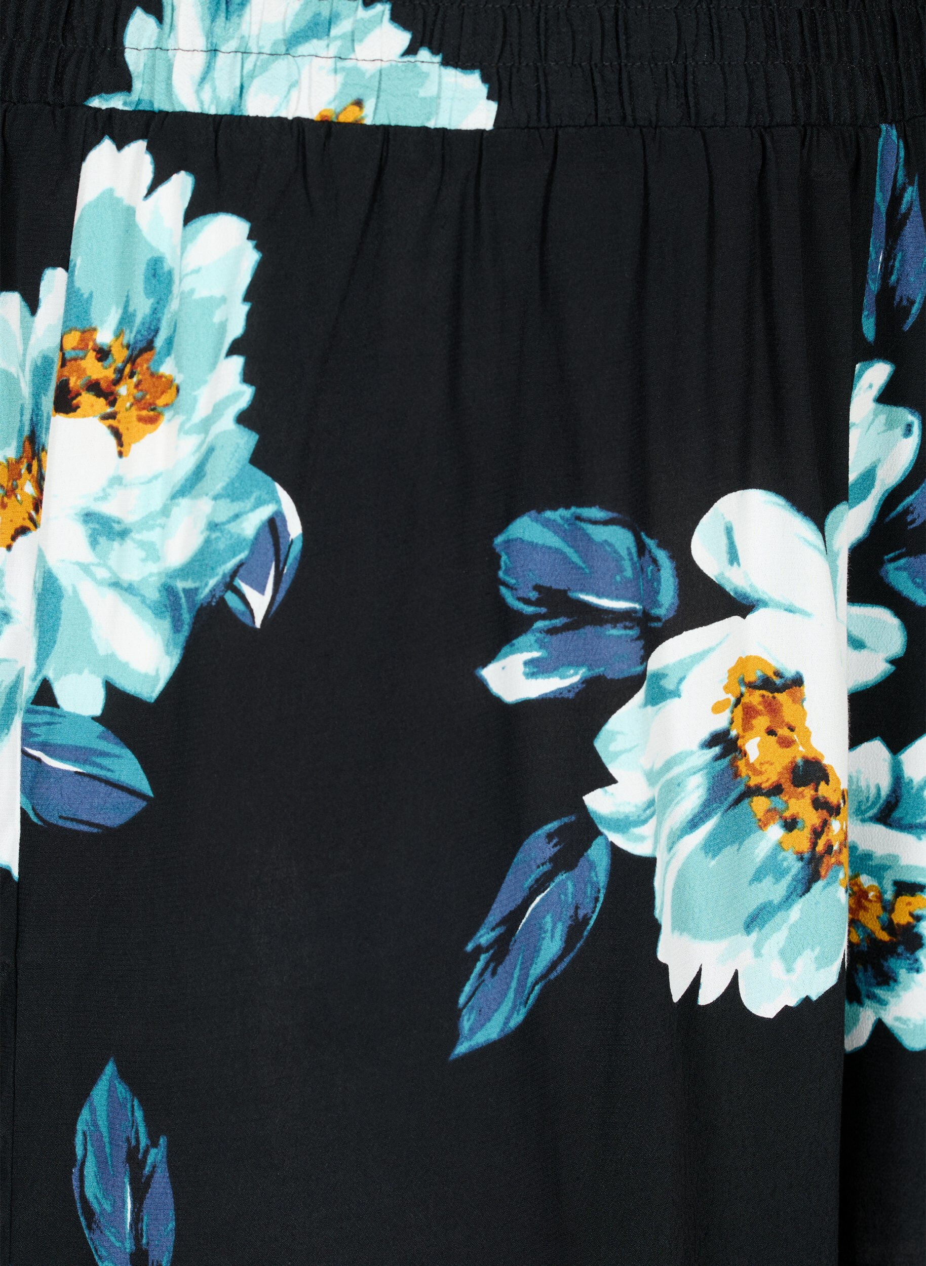 Zizzi Shorts med l&oslash;s passform i viskose, Black Big Flower, Packshot image number 2