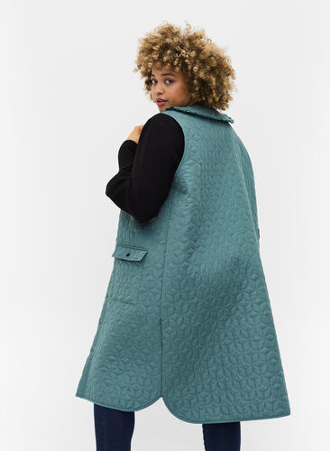 Zizzi Lang quiltet vest med krage og volanger, Sagebrush Green, Model image number 1