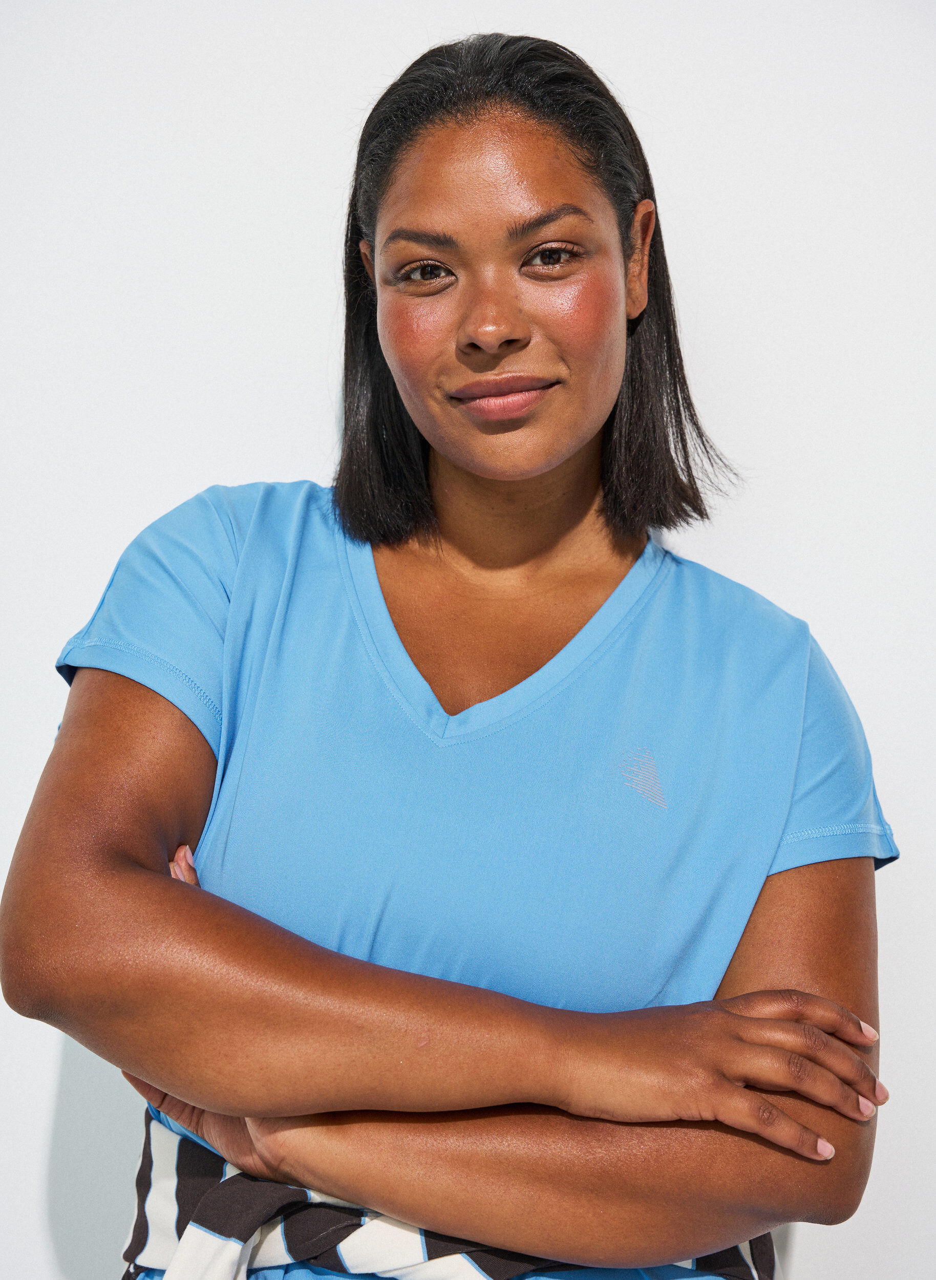 ZizziL&oslash;stsittende trenings-t-skjorte med v-hals, Bl&aring;, Model image number 3