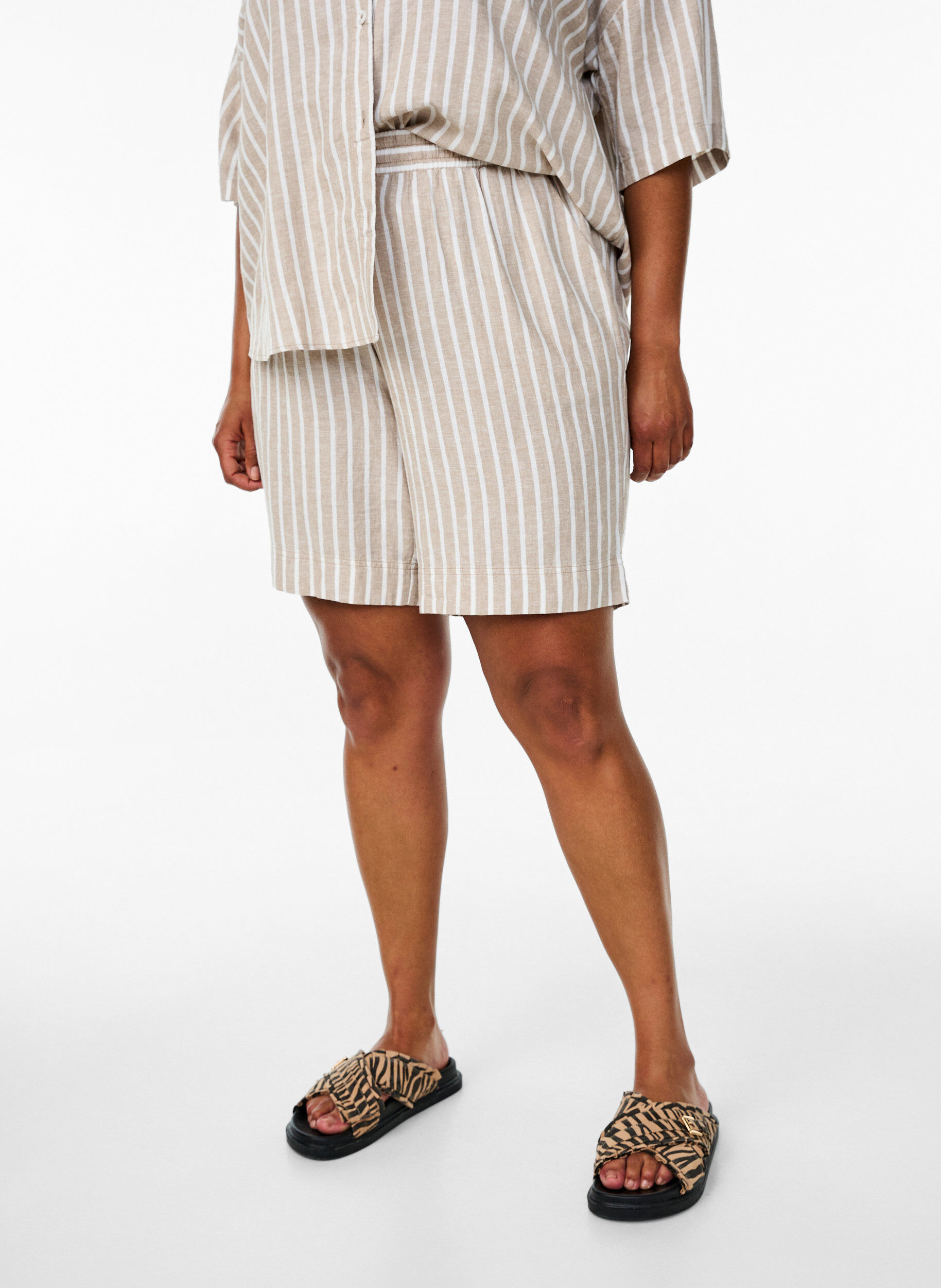 Zizzi Stripete shorts i lin og viskose, Beige, Model image number 3