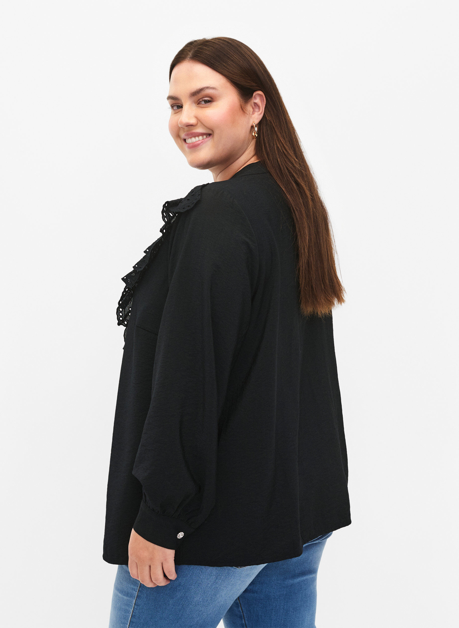Zizzi Skjortebluse i viskose med volanger, Black, Model image number 1