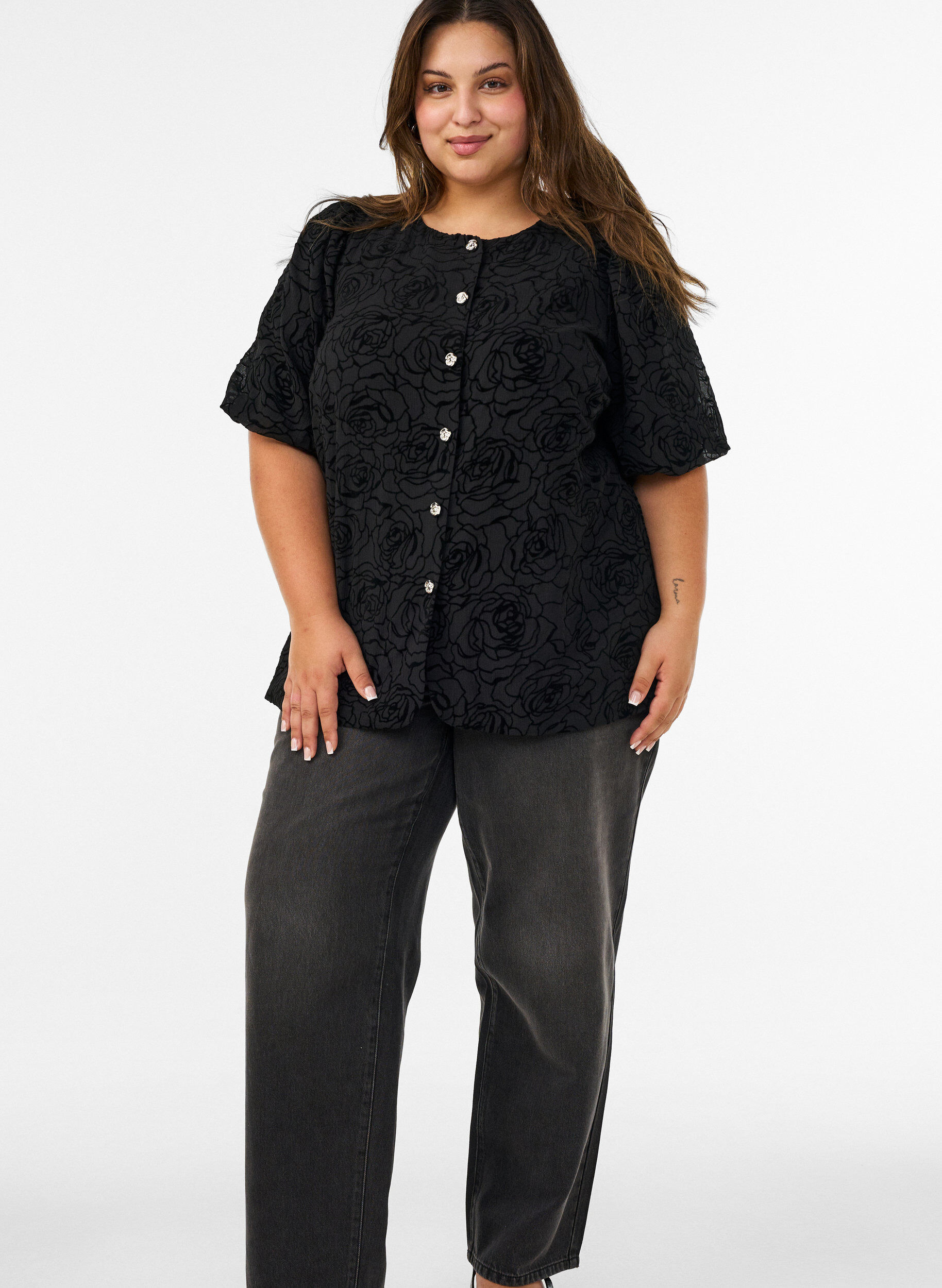 ZizziBluse med blomstertrykk og ballongermer, Svart, Model image number 1