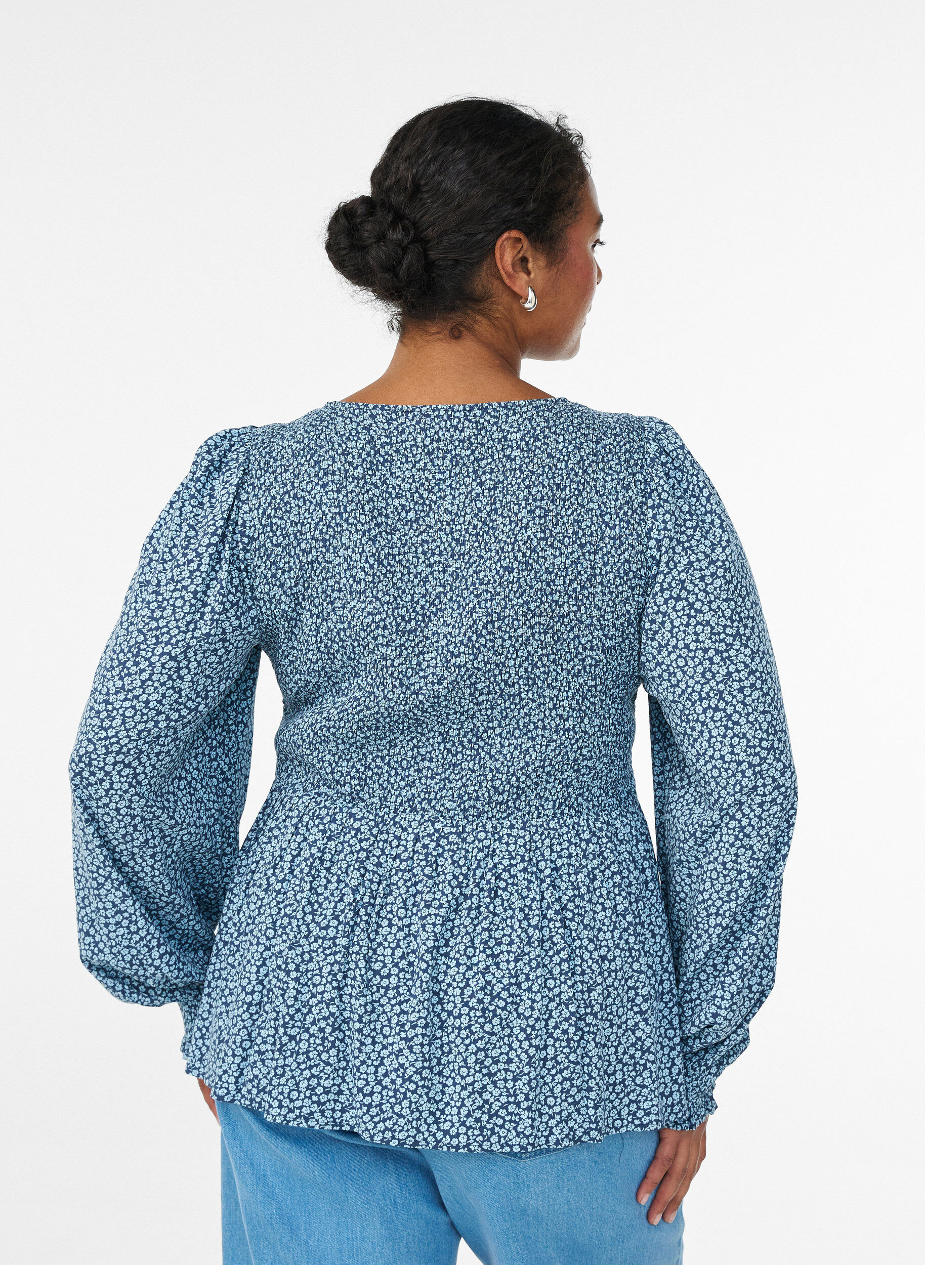 ZizziBluse med smocket topp og blomstertrykk, Bl&aring;, Model image number 2