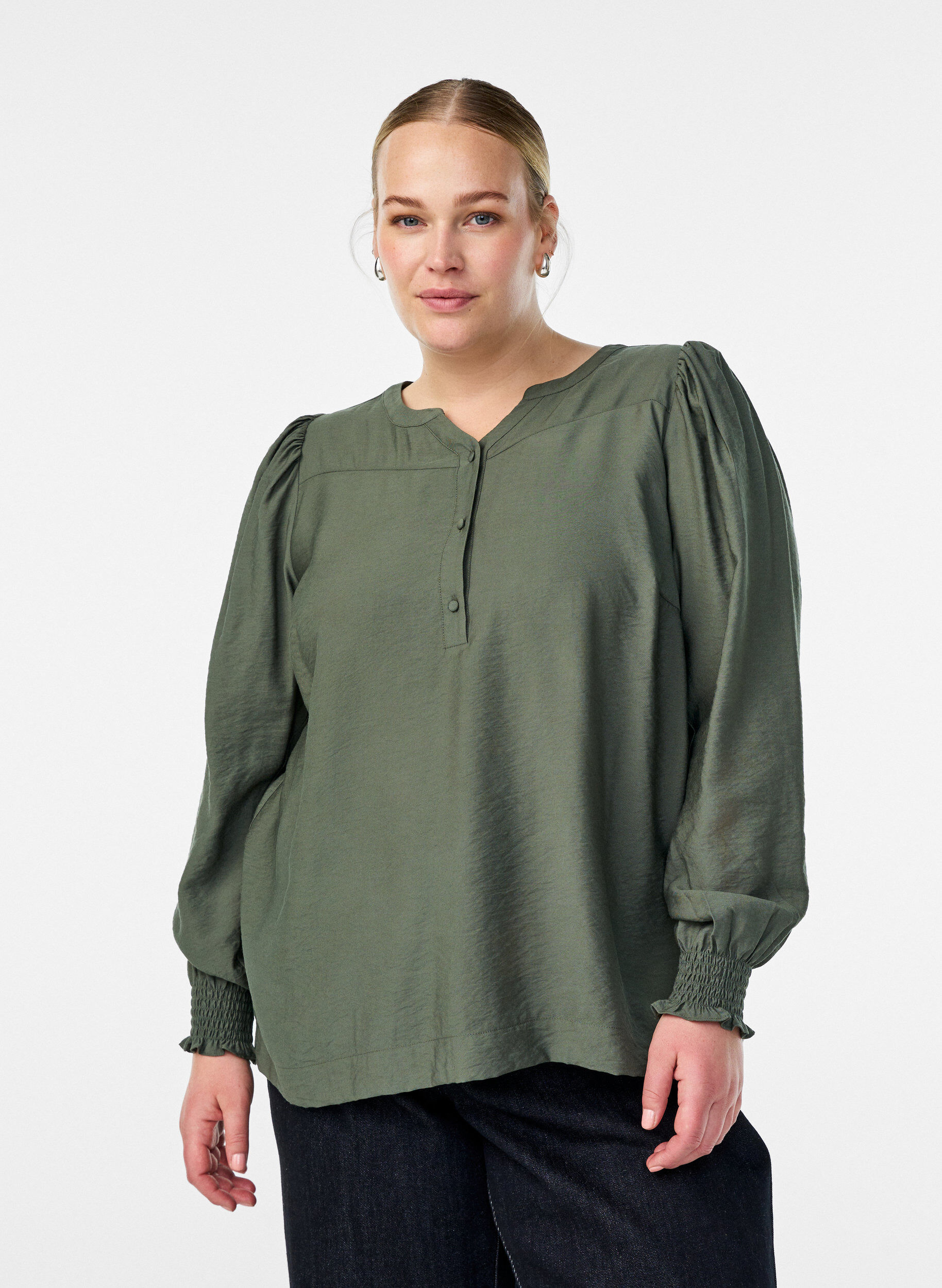 Viskosebluse med smock og rynkede detaljer, Gr&oslash;nn, Model