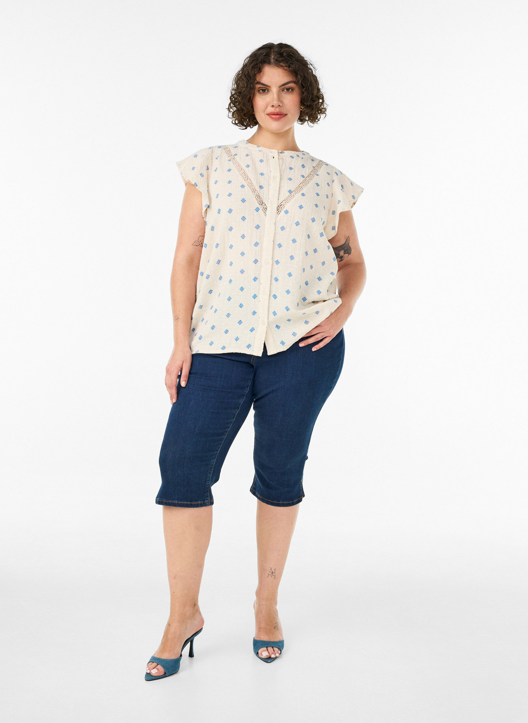 ZizziErmel&oslash;s bluse med heklekant og volangdetaljer, Beige, Model image number 1