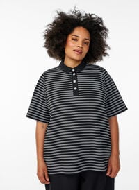Stripete poloskjorte med korte ermer og knapper, Svart Stripete poloskjorte med korte ermer og knapper, Svart, Model