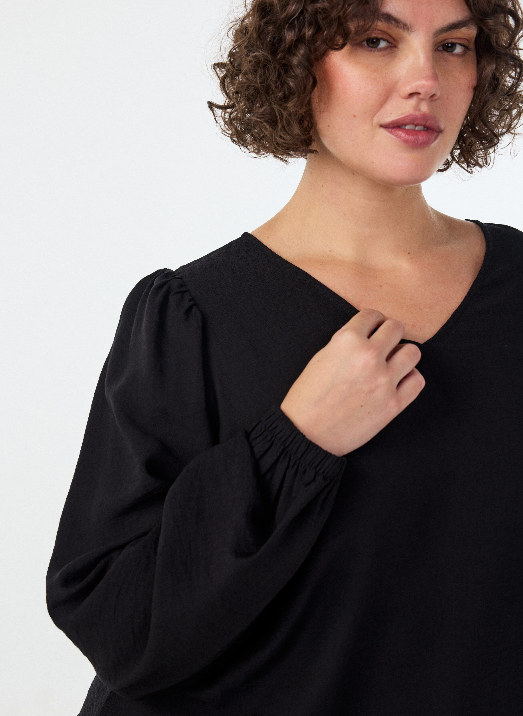 ZizziViskosebluse med V-hals og ballongsilhuett, Svart, Model image number 3