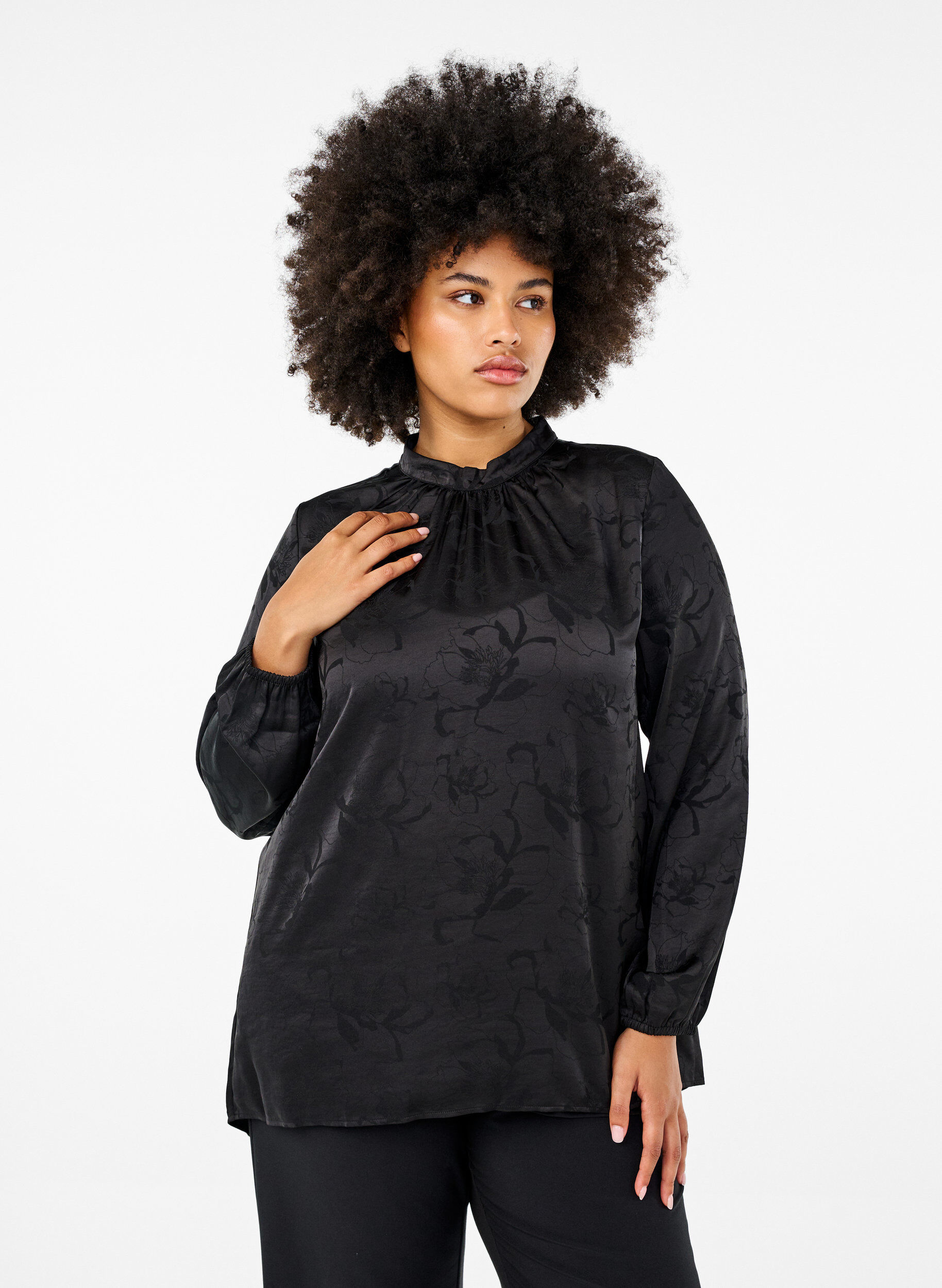 Zizzi Satinbluse med ton-i-ton m&oslash;nster, Black, Model image number 0